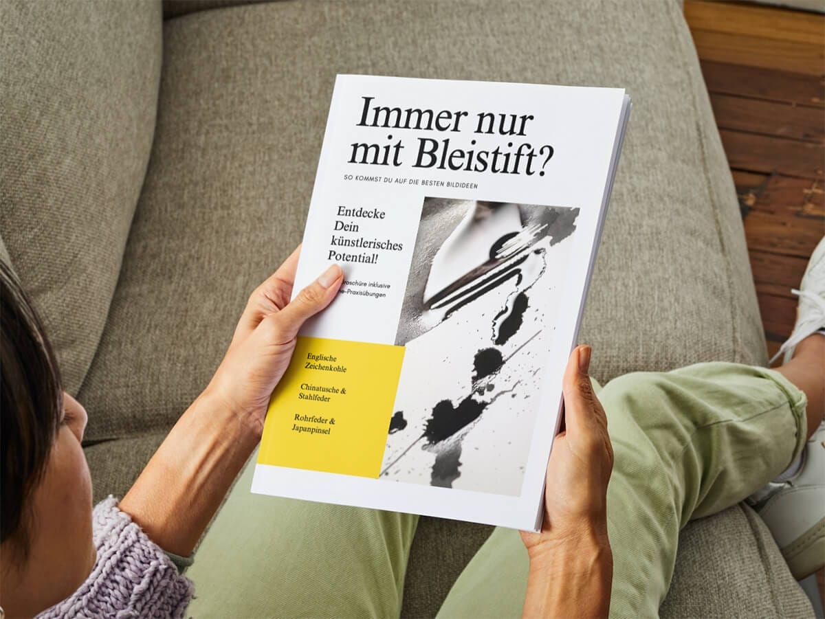 Genial Zeichnen -Broschüre download - Zeichenkurs Maja Oschmann - Blick über Schulter - Frau auf Sofa liest - Foto copyright Canva Pty Ltd
